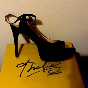 Cute Thalia Sodi Chloe sexy peep toe heels. Platform in the front.